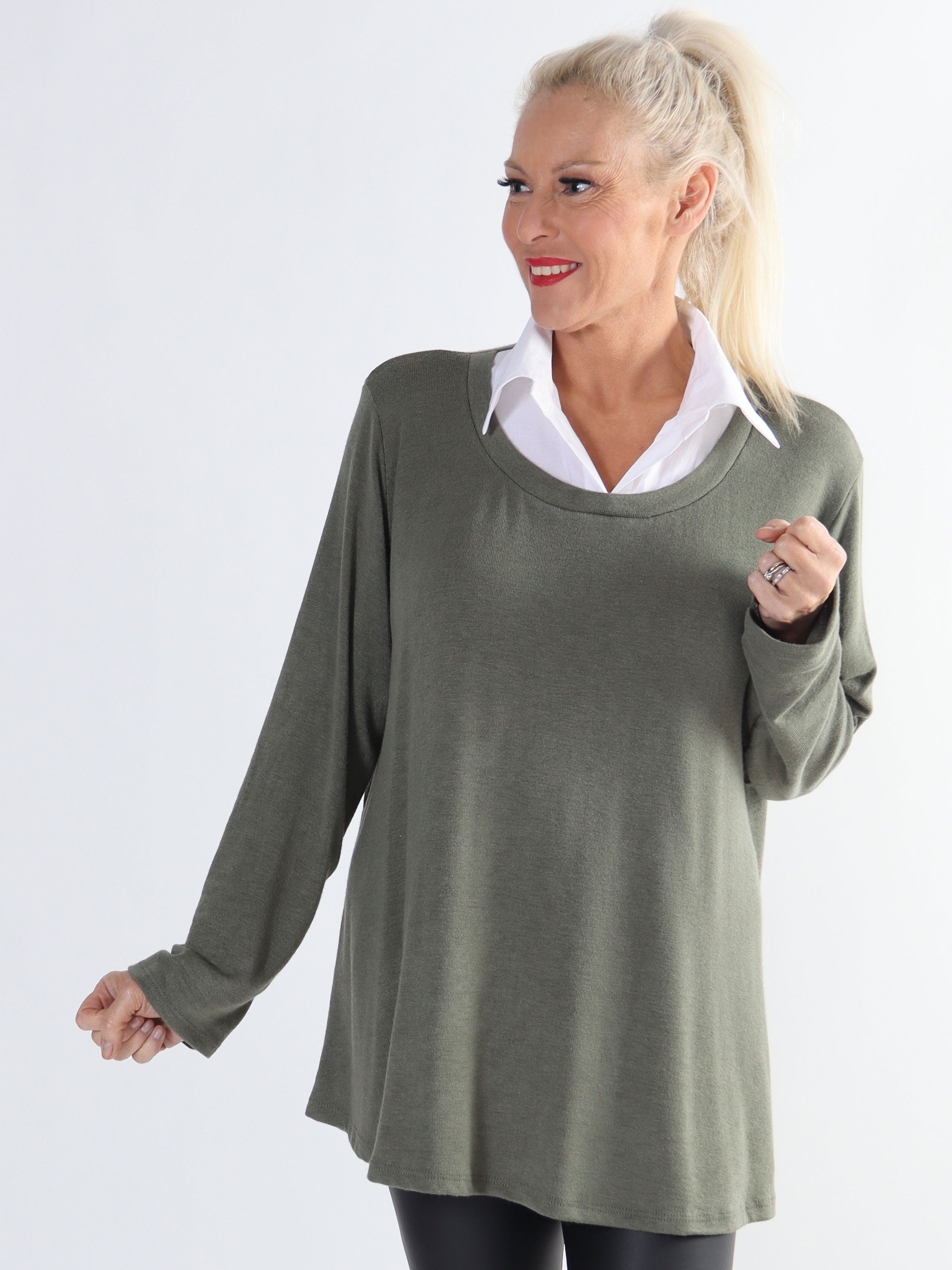 Rita - Dejlig blød plus size bluse med hvid skjortekrave